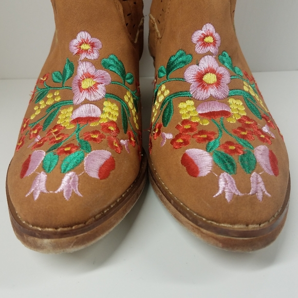 Floral Embriodered Tan Cowboy Boots - Picture 3 of 14